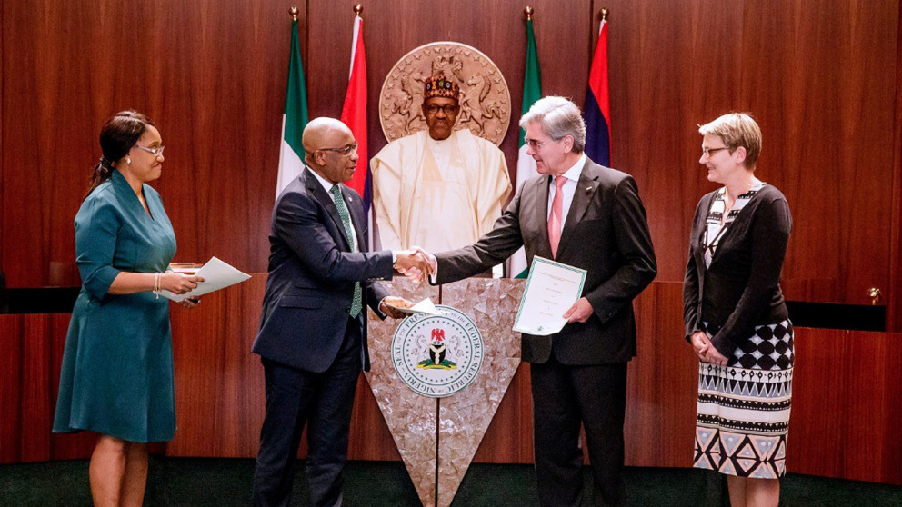 Signing of the Implementation Agreement for Nigeria in Abuja. From left to right: Onyeche Tifase, CEO Siemens Nigeria, Alex Okoh, Director General of Bureau of Public Enterprises, Joe Kaeser, President and CEO of Siemens AG and Regine Hess, German deputy ambassador to Nigeria.