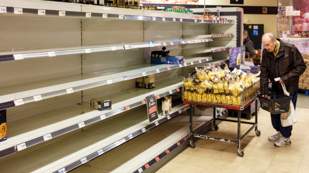 Leere Regale in einem Supermarkt in Berlin: Bis Mitte März waren Nudeln in ganz Deutschland eine Seltenheit.