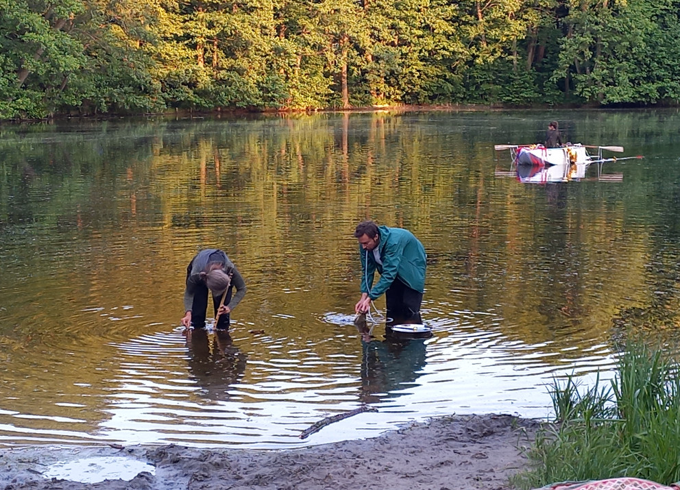 Sabine Vogel (Flöten) und Emilio Gordoa (Percussion) beim künstlerischen Seezeichnen. 